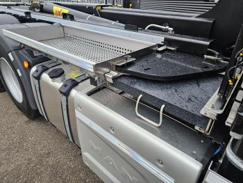 TGS 35.470 8x4 / HMF 2243 Z KRAAN + HAAKARM